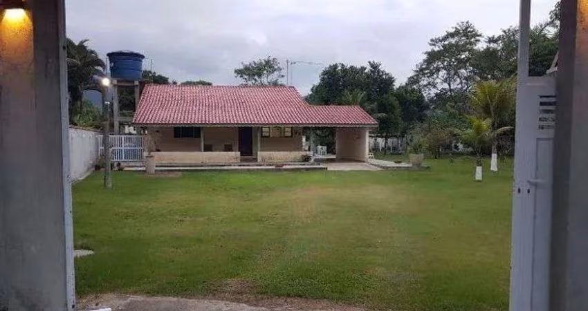 Chácara com piscina, 2 quartos e jardim em Peruíbe.