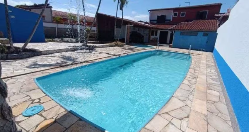 Casa na praia com 6 quartos, piscina e área gourmet em Itanhaém
