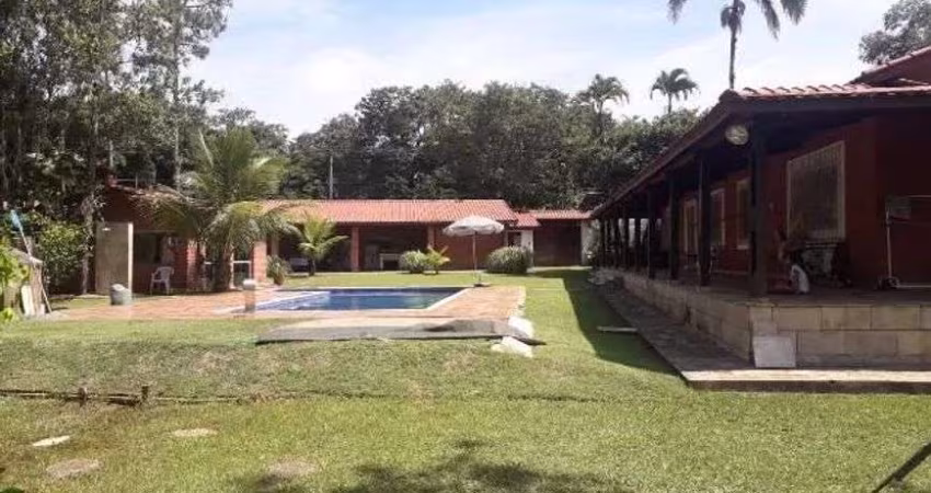 Chácara com piscina, 11 quartos e área gourmet em Peruíbe.