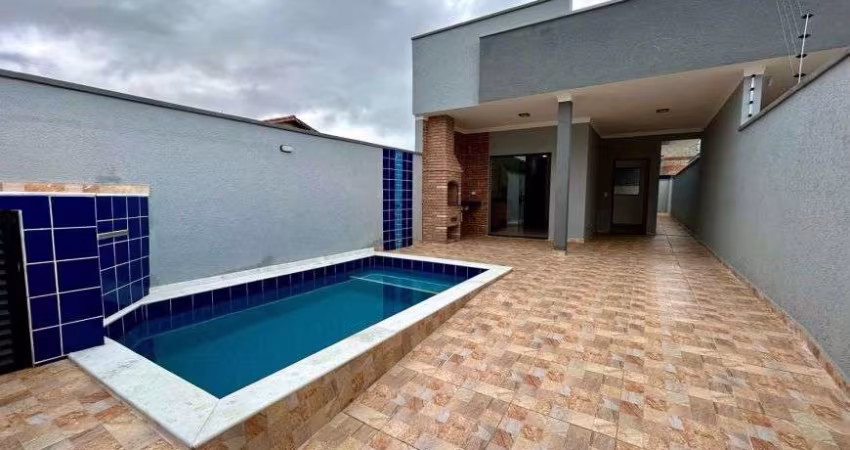 Casa na praia com 2 quartos, piscina e área gourmet em Peruíbe.
