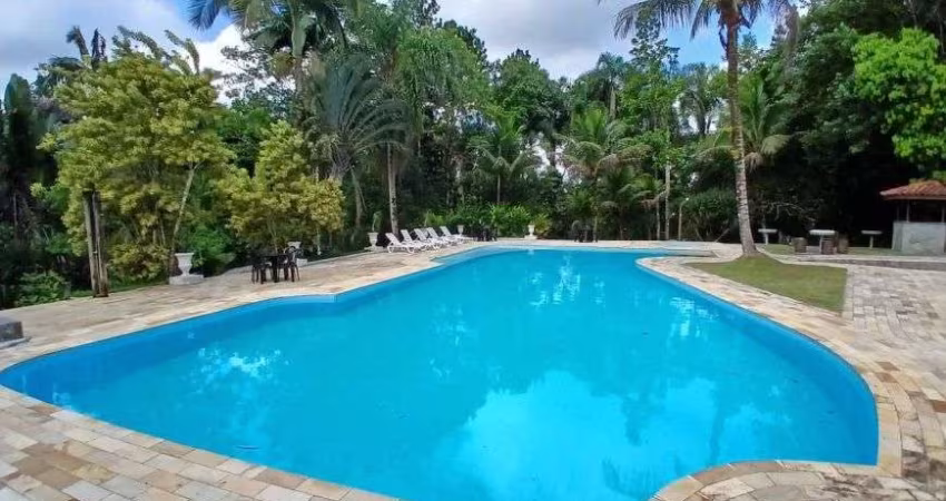 Chácara com 15 quartos e piscina em Peruíbe.