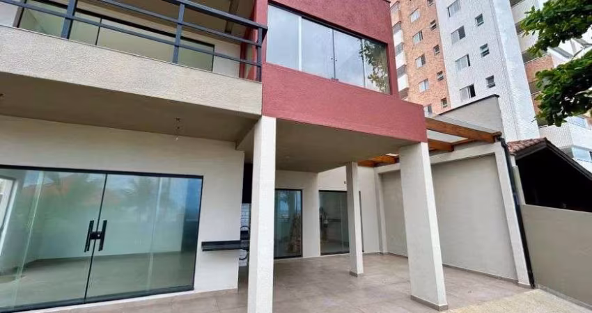 Casa frente mar no Centro de Itanhaém - R$1.500.000,00.