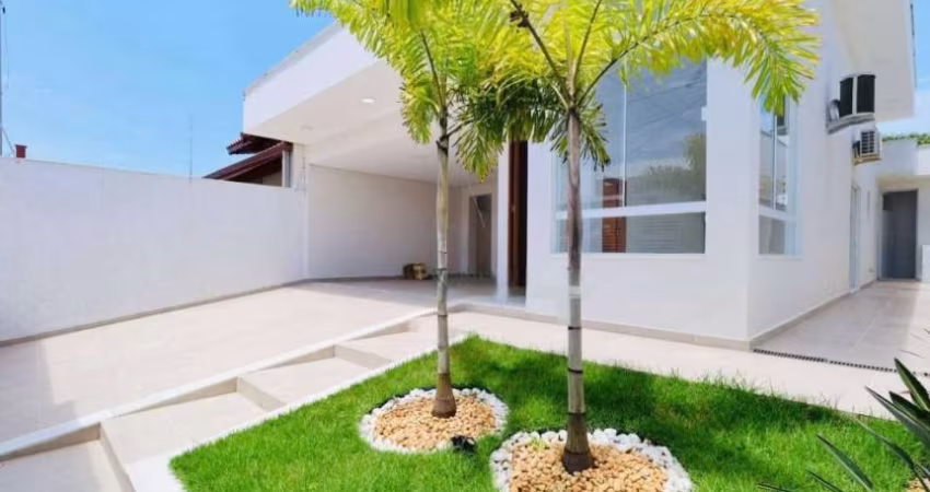 Casa na praia com piscina e 3 quartos em Peruíbe.