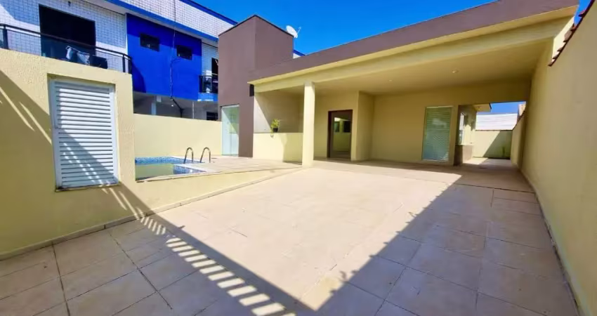 Casa na praia com 3 quartos, piscina e churrasqueira em Peruíbe.