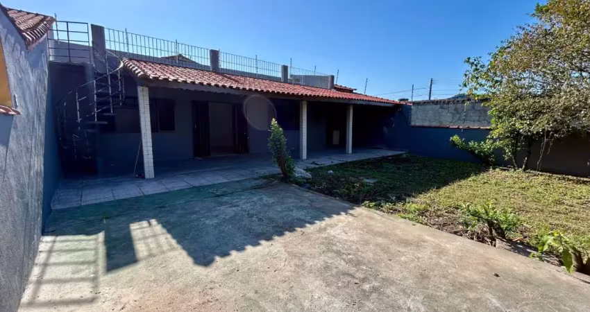 Casa com espaço para piscina e jardim em Itanhaém.