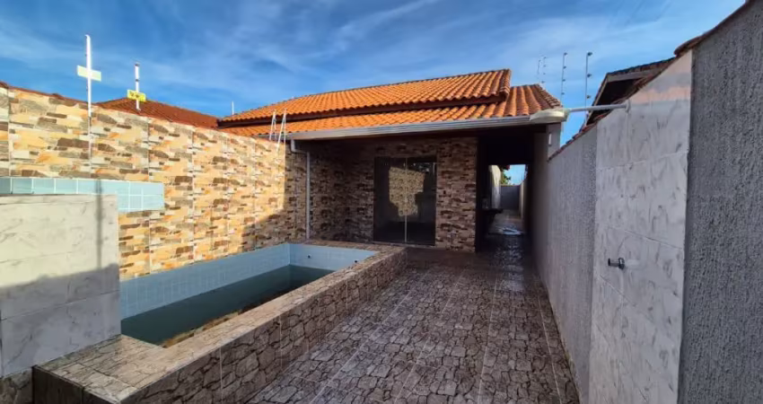 Casa com piscina e 2 quartos em Itanhaém.