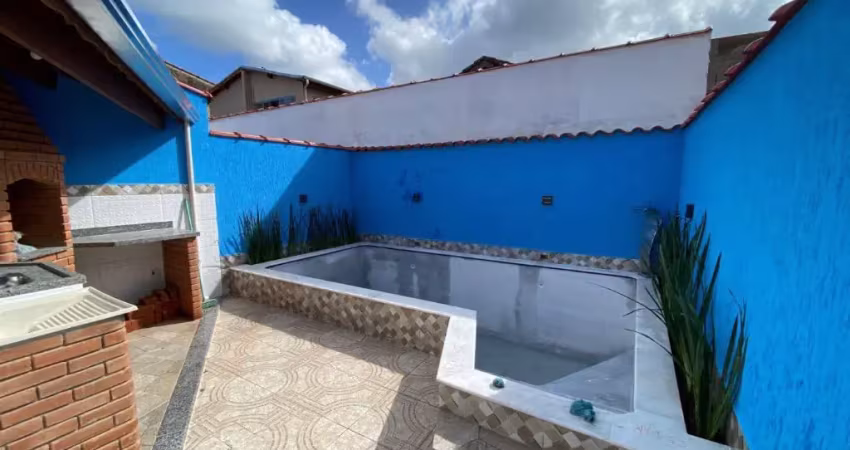 Casa com 2 quartos, piscina e churrasqueira em itanhaém.