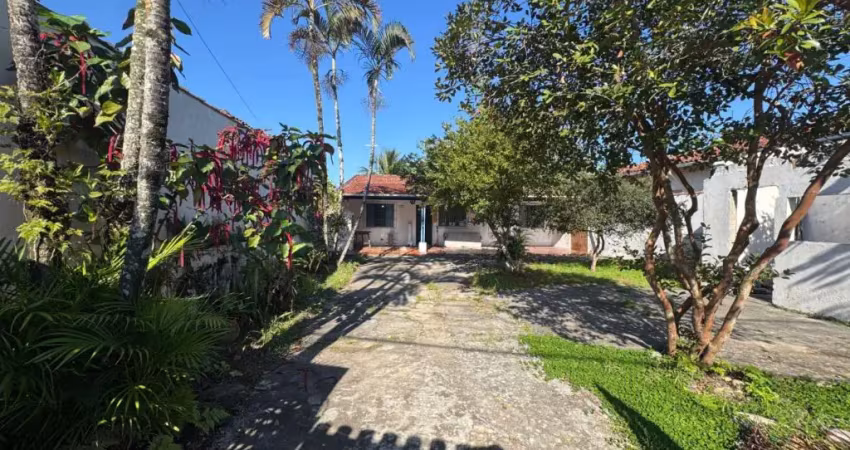 Casa com 2 quartos, jardim e área gourmet com churrasqueira em itanhaém.