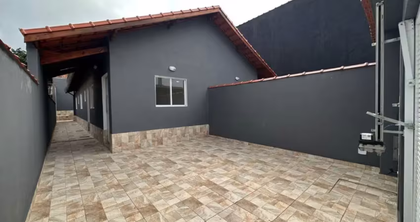 Casa com 2 quartos, piscina e churrasqueira em itanhaém.