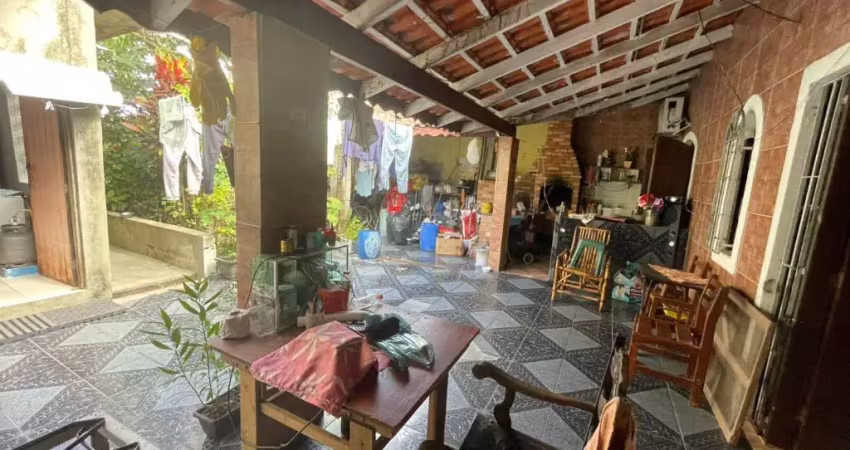 Casa com 3 quartos, churrasqueira e jardim em itanhaém.