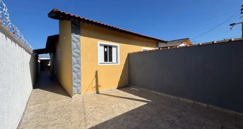 Casa com 2 quartos, piscina e área gourmet em itanhaém.