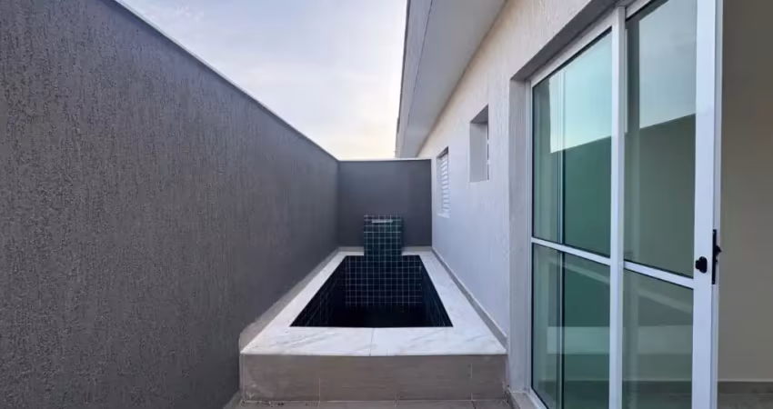 Casa em condomínio com piscina, 2 quartos e churrasqueira em itanhaém.