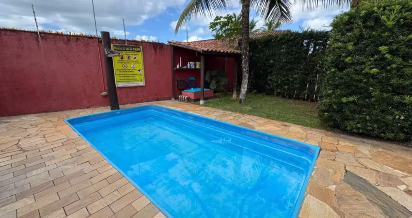 Casa em condomínio com piscina, 2 quartos e churrasqueira em itanhaém.