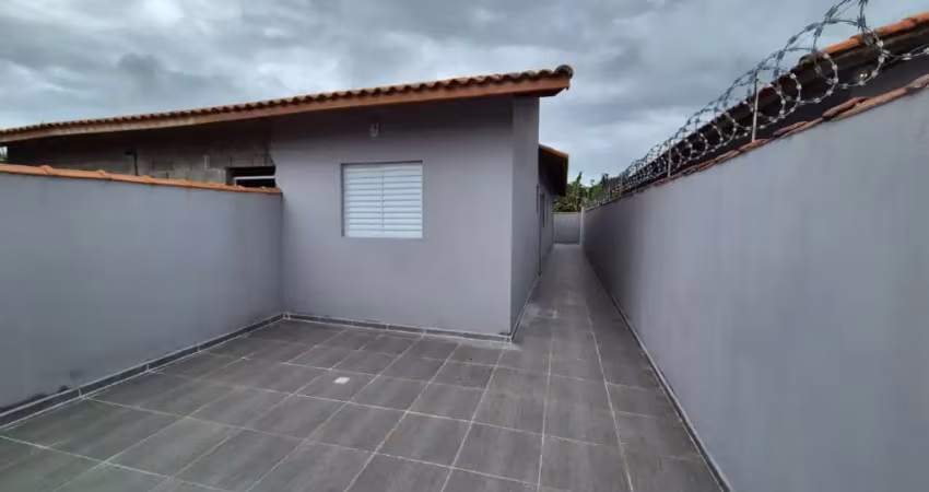 Casa com 2 quartos e espaço para piscina em itanhaém.