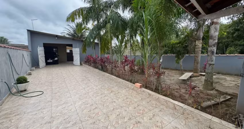 Casa com 2 quartos, churrasqueira e espaço para piscina em itanhaém.