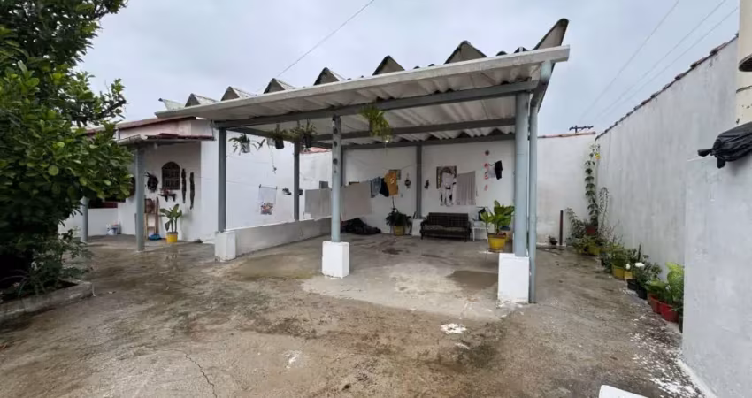 Casa com 2 quartos e espaço para piscina em itanhaém.