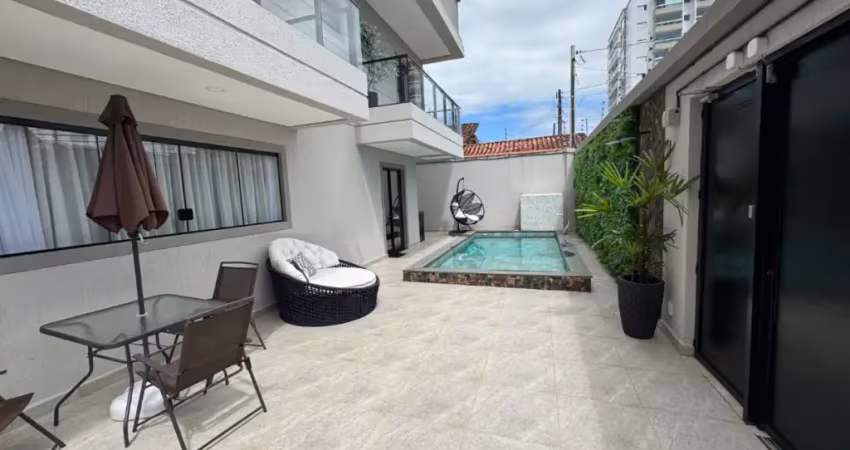 Casa com 3 quartos, piscina e área gourmet em praia grande.