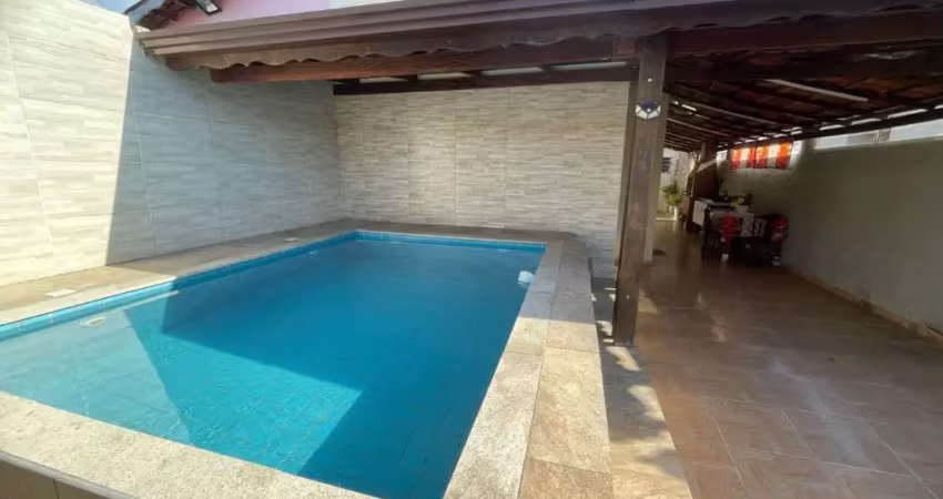 Casa com piscina, 3 quartos e churrasqueira em peruíbe.