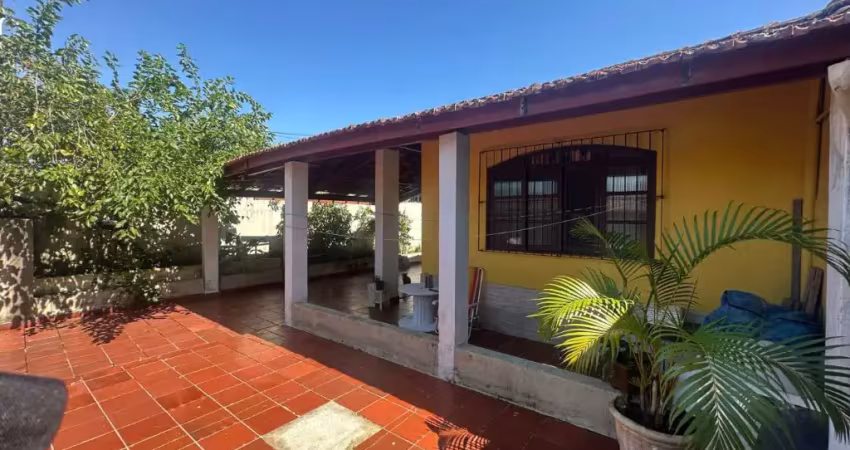 Casa com 3 quartos, jardim e espaço para piscina em itanhaém.