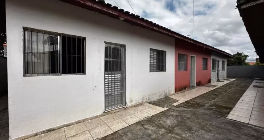 Casa em condomínio com 2 quartos e área gourmet em itanhaém.