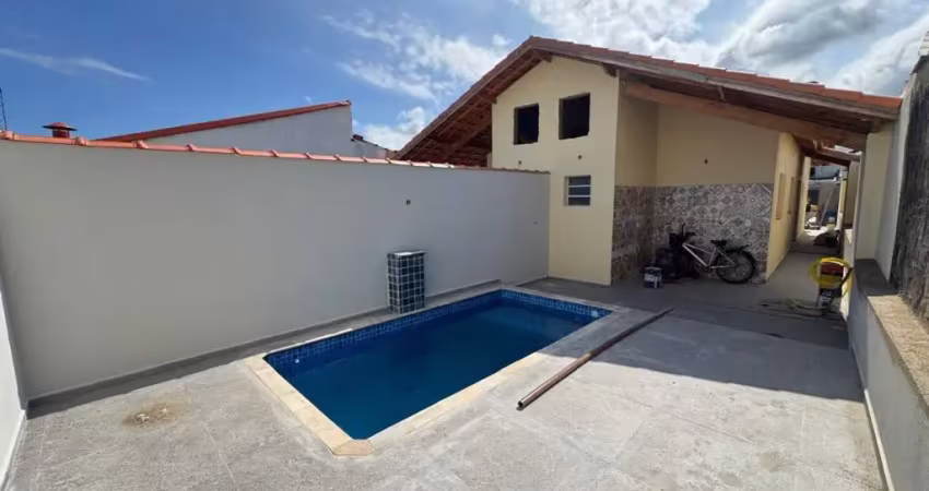 Casa com 2 quartos, piscina e área gourmet em itanhaém.