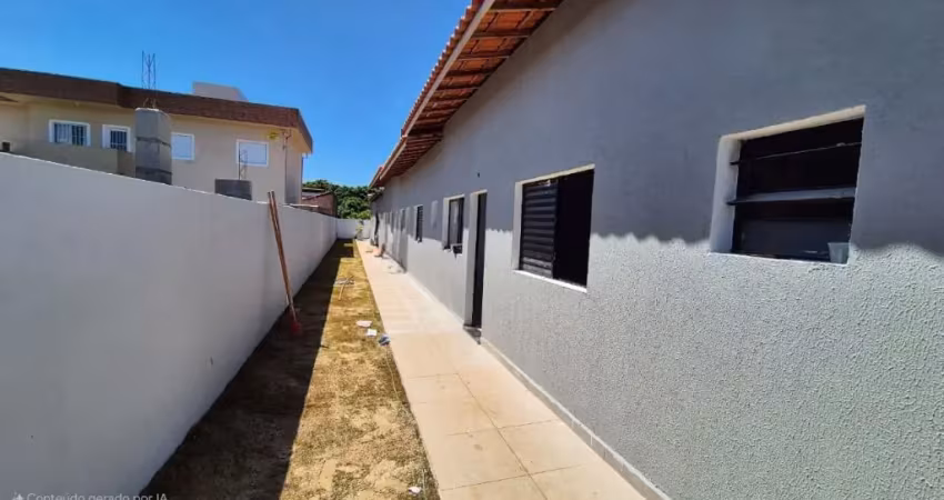 Casa em condomínio com 2 quartos e churrasqueira em itanhaém.