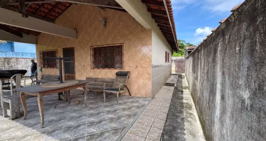 Casa com 2 quartos, jardim e espaço para piscina em itanhaém.