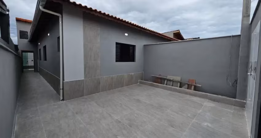 Casa com 3 quartos, piscina e área gourmet em mongaguá.