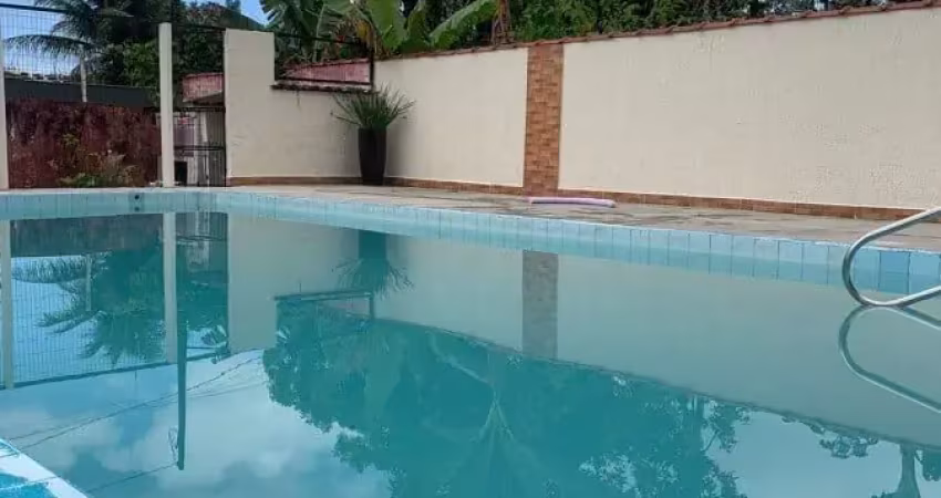 Casa em condomínio com piscina, 2 quartos e churrasqueira em itanhaém.