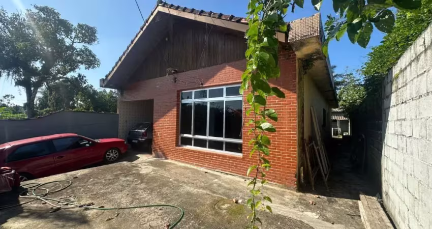 Casa com 4 quartos, edícula e espaço para piscina em peruíbe.