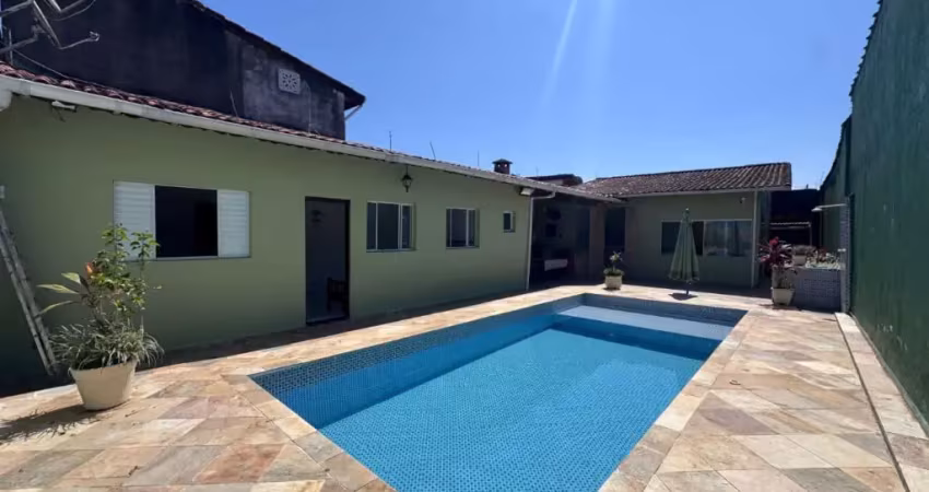 Casa com 3 quartos, piscina e área gourmet com churrasqueira em itanhaém.