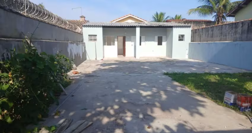 Casa com 2 quartos, espaço para piscina e jardim em itanhaém.