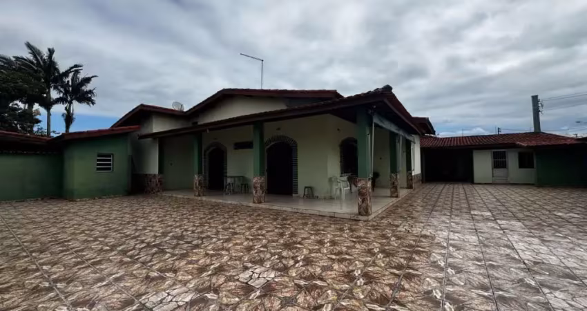 Casa com 3 quartos, churrasqueira e espaço para piscina em itanhaém.