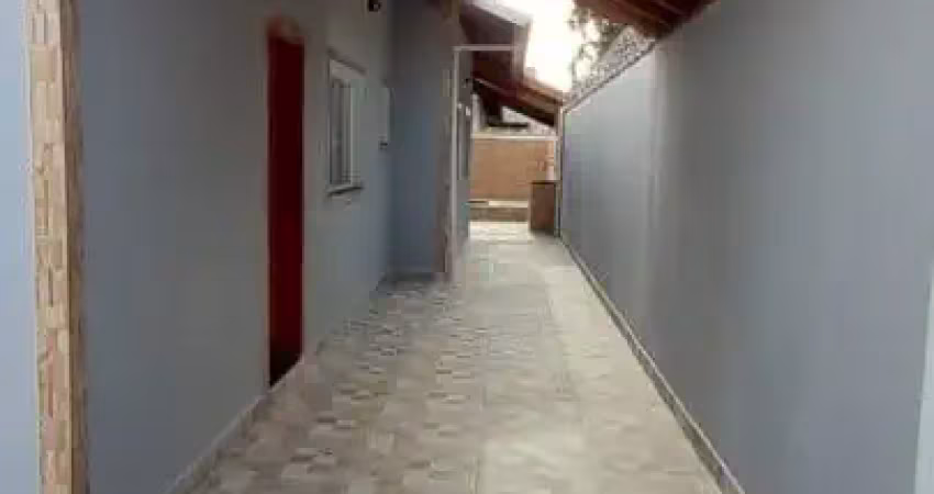 Casa com 2 quartos, piscina e área gourmet em itanhaém.