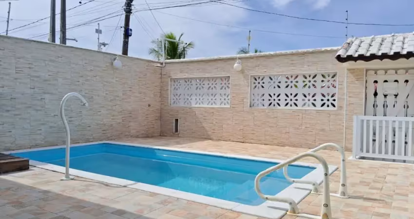 Casa com piscina, 4 quartos e churrasqueira em itanhaém.