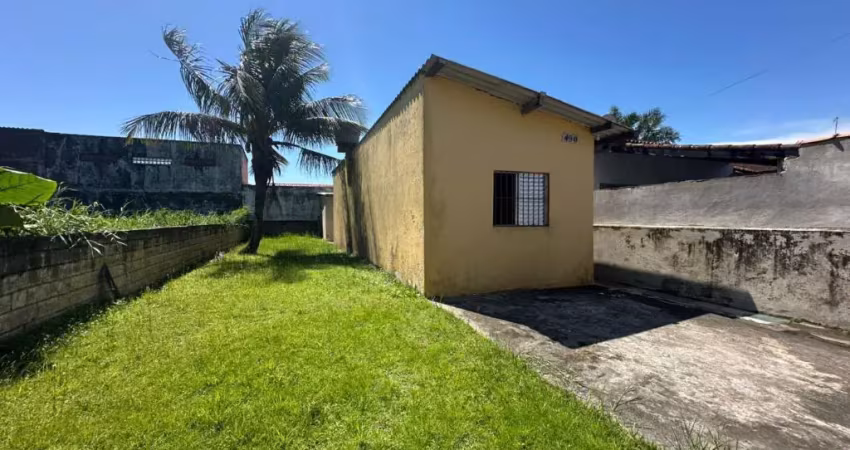 Casa com 3 quartos e espaço para piscina em itanhaém.