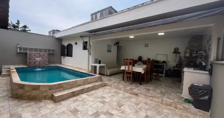 Casa na praia com 4 quartos, piscina e área gourmet em itanhaém.