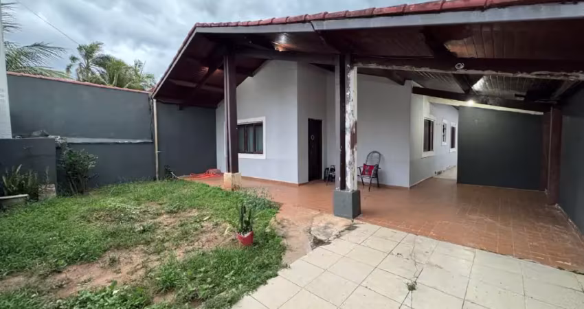 Casa com 3 quartos, área gourmet e espaço para piscina em peruíbe.