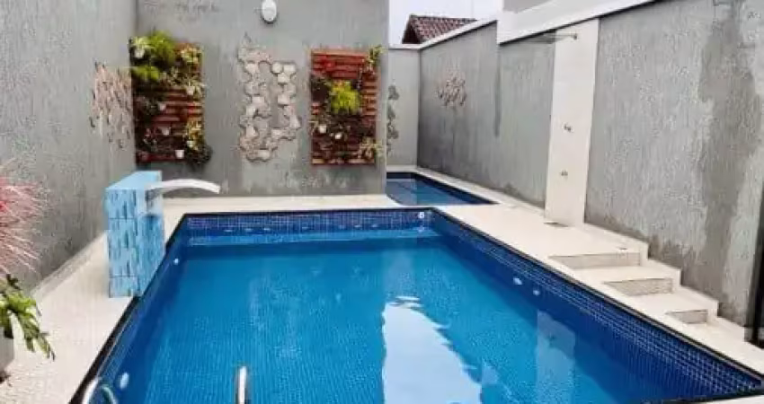 Casa com 2 quartos, piscina e churrasqueira em praia grande.
