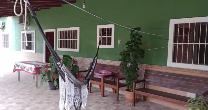 Casa com 2 quartos, jardim e espaço para piscina em itanhaém.