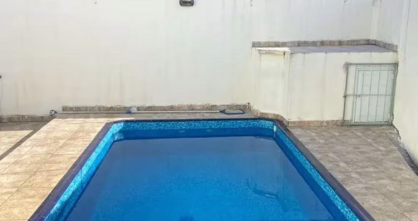Casa com 2 quartos, piscina e área gourmet em itanhaém.