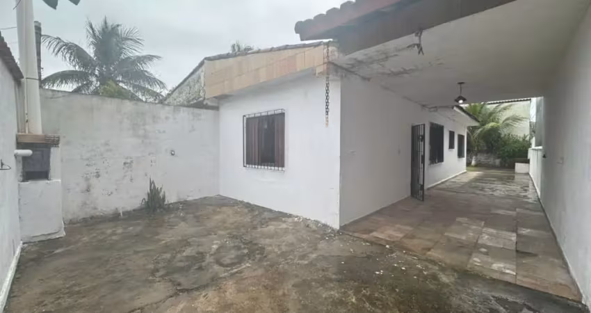 Casa com 2 quartos, espaço para piscina e jardim em itanhaém.