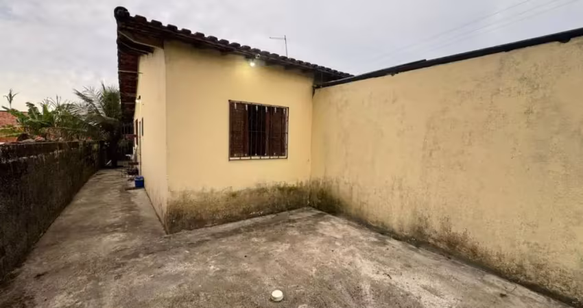 Casa com 2 quartos, espaço para piscina e jardim em itanhaém.