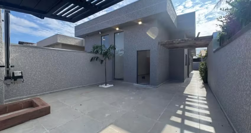 Casa na praia com piscina, 2 quartos e área gourmet em itanhaém.