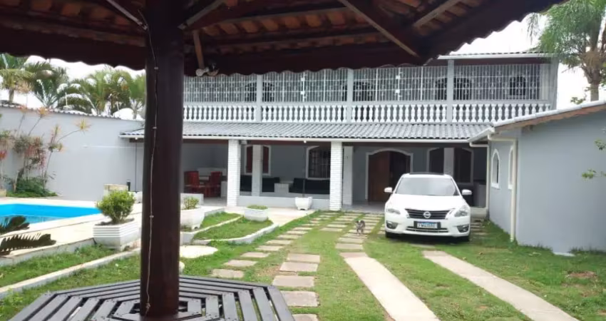 Casa com 4 quartos, piscina e churrasqueira em itanhaém.