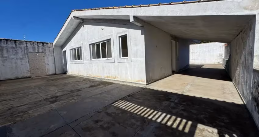 Casa com 2 quartos e espaço para piscina em peruíbe.