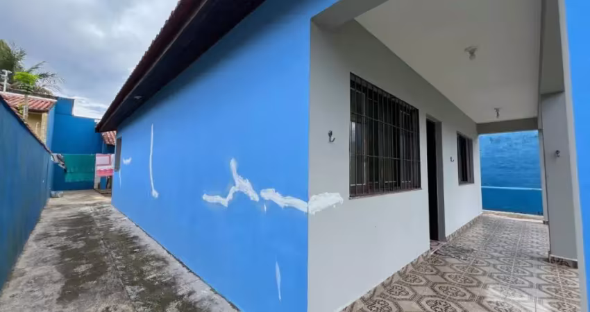 Casa com 2 quartos, jardim e espaço para piscina em itanhaém.