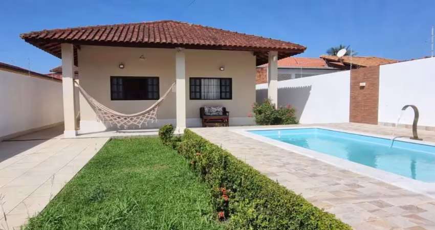 Casa na praia com piscina, 3 quartos e área gourmet em itanhaém.
