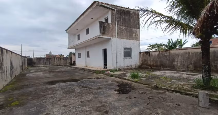 Casa com 2 quartos e espaço para piscina em itanhaém.