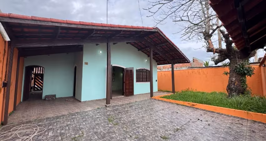 Casa com 2 quartos, área gourmet e espaço para piscina em itanhaém.